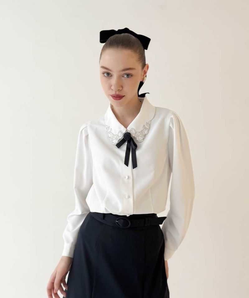 フロントのローズタイがとびきりクラシカルで目を惹くブラウス🌹