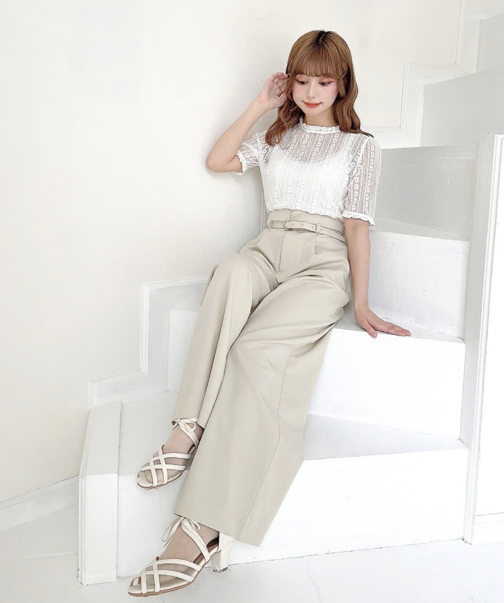 フラワーモチーフのストライプレースを使用したガーリーなトップス🍎