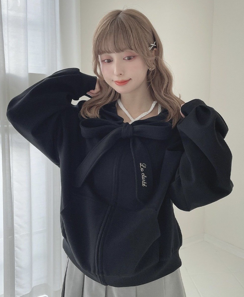フロントのビッグリボンが目を惹くZIPパーカー🎀