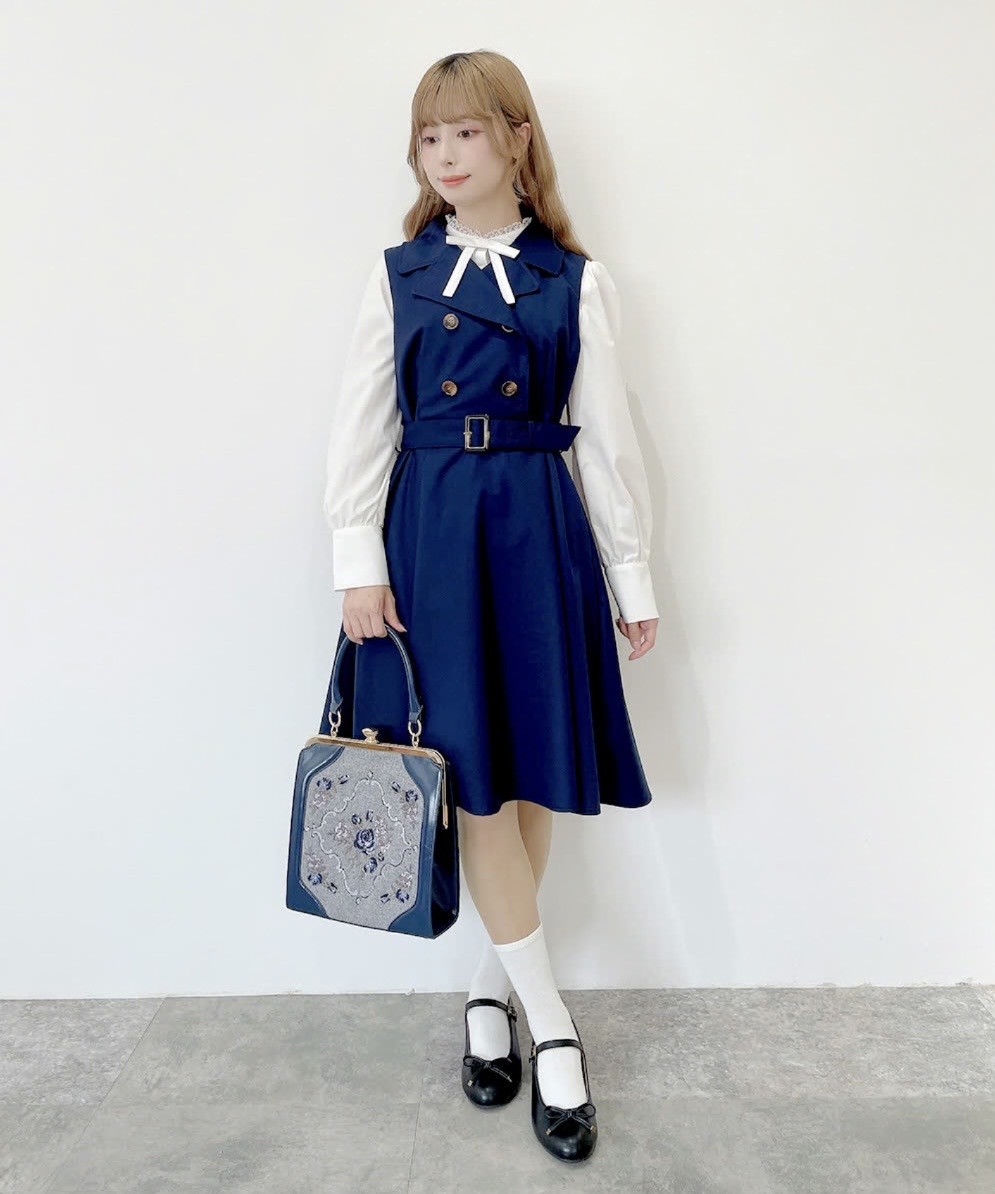キャッチーなケープが目を惹くトレンチワンピース👗