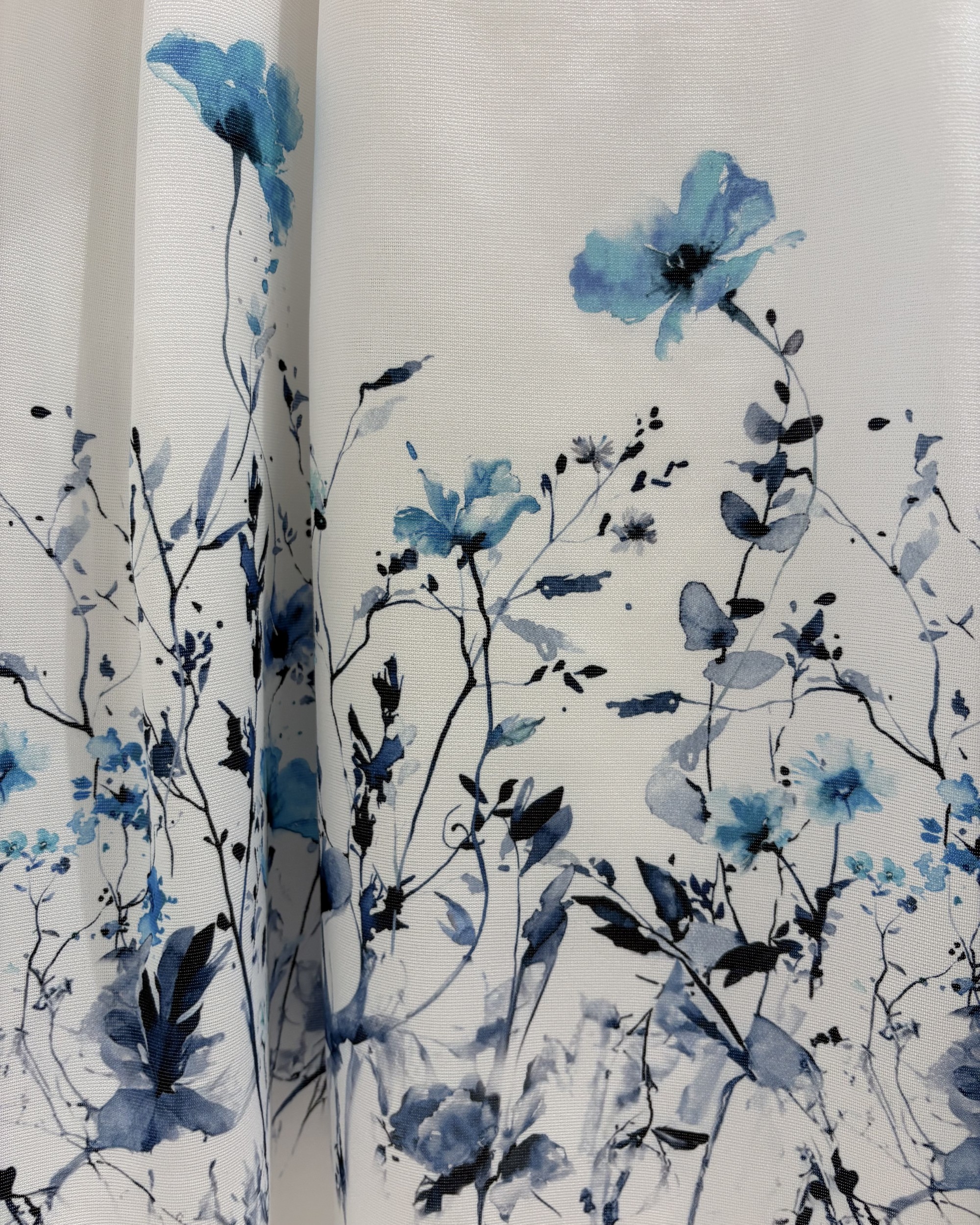 涼やかに彩る花柄スカート