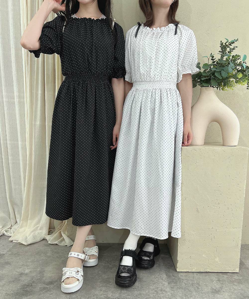ショルダーのサテンリボンがポイントのドット柄ワンピース👗