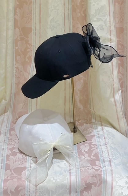 どんなコーデも◎万能フェミカジなキャップ