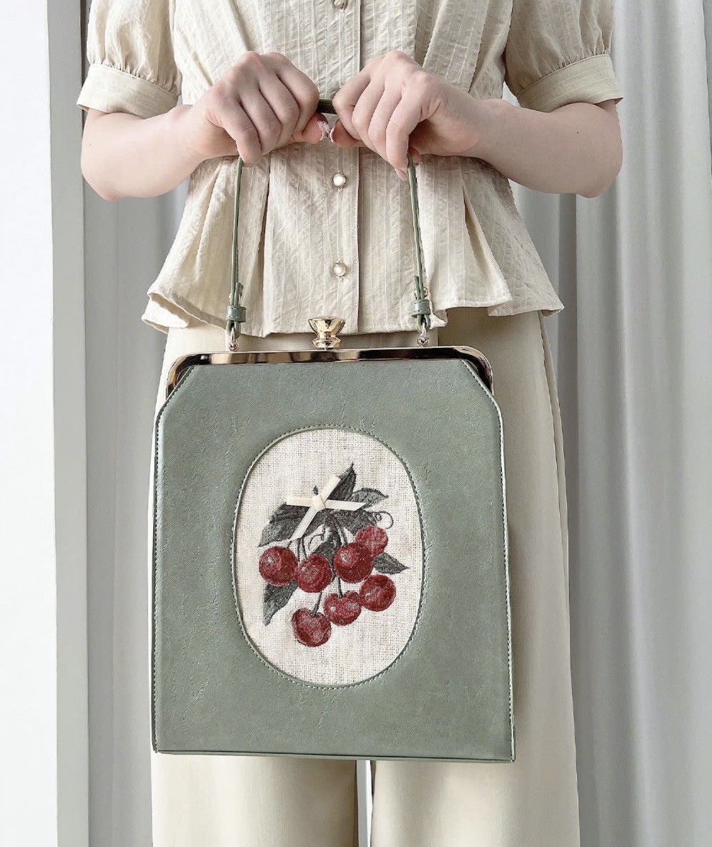 カメオのようなオーバーフレームに繊細なチェリーの刺繍を施したハンドバッグ👜