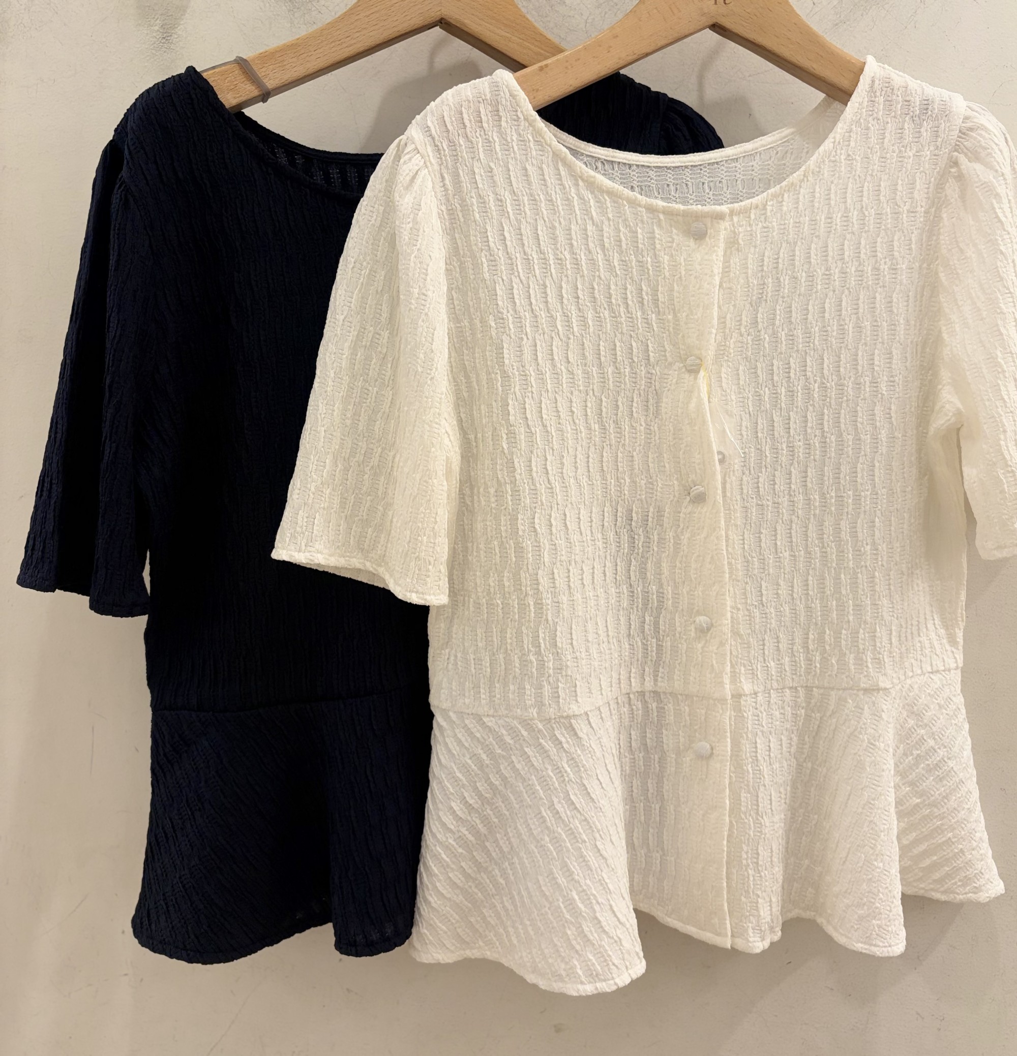 【立体的なジャガード柄が目を惹く】ペプラムトップス 