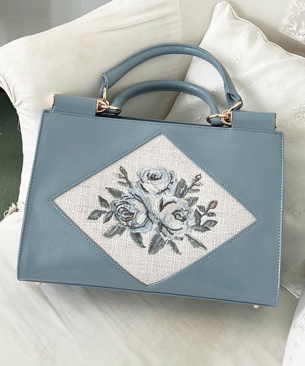 ダイヤ型のフレームに繊細なローズの刺繍を施したハンドバッグ👜
