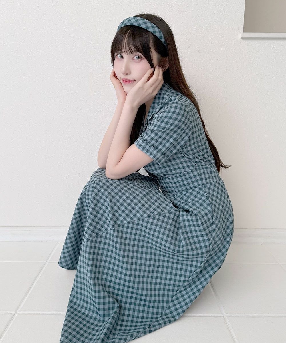 とびきりレトロなカラーリングのギンガムチェックが目を惹くワンピース。