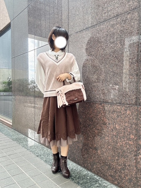 スカラップがかわいいクラシカルコーデ