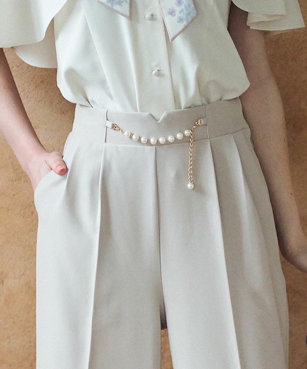フロントのパールチェーンビットがクラシカルなストレートパンツ。