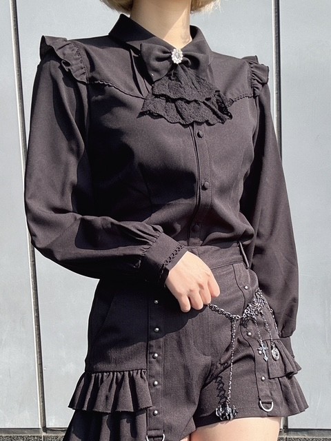 ガーリーコーデに欠かせないブラウス