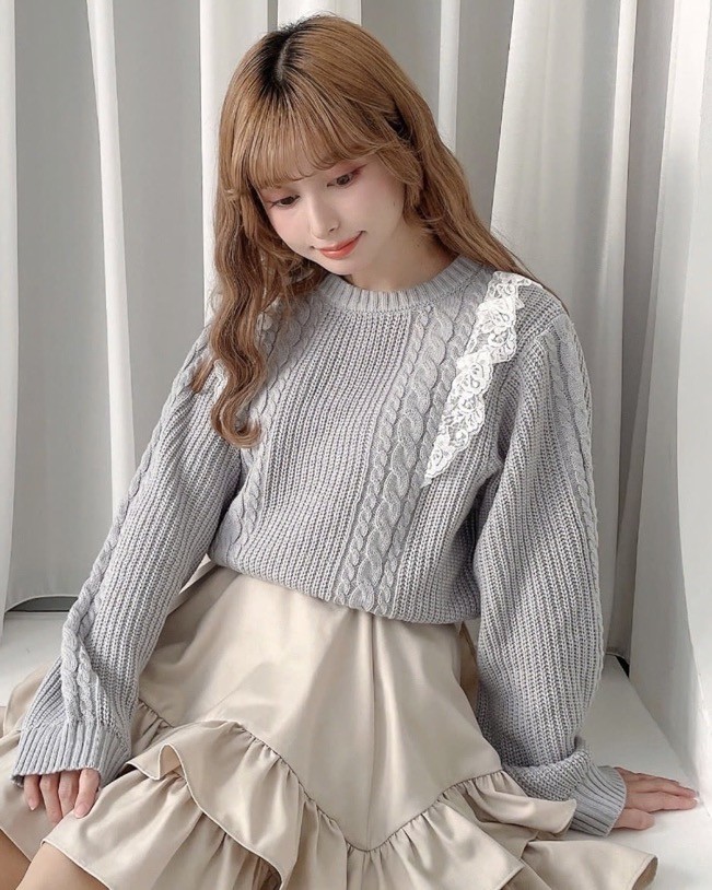 フロントのレースフリルがガーリーな印象のニットプルオーバー♡