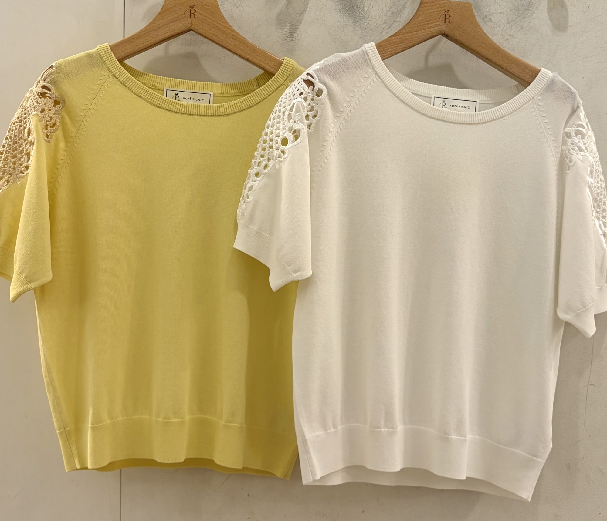 【シンプルコーデを格上げする】袖レースニット