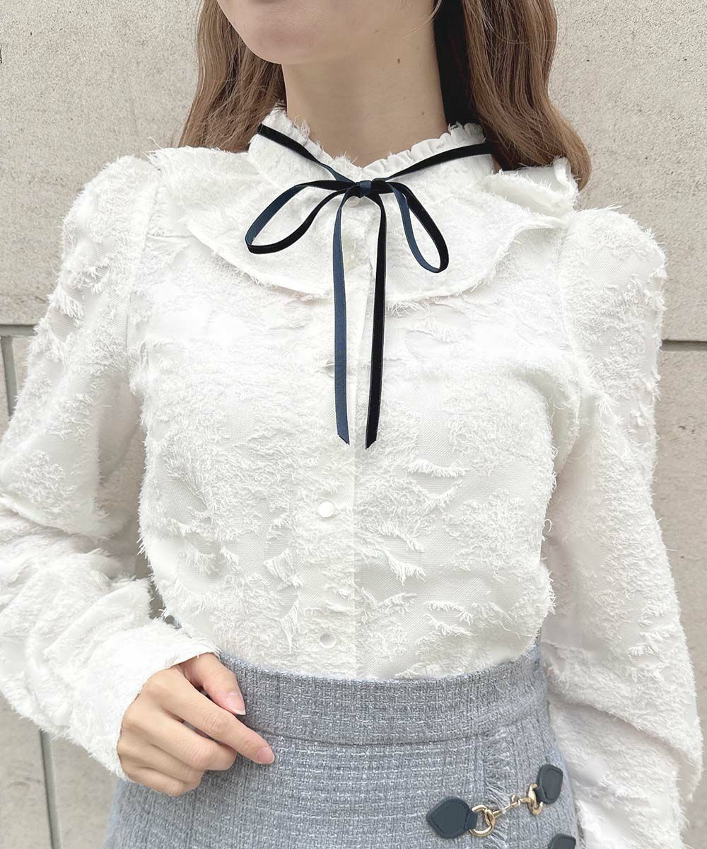 毛足のあるジャガード素材が目を惹くブラウス。