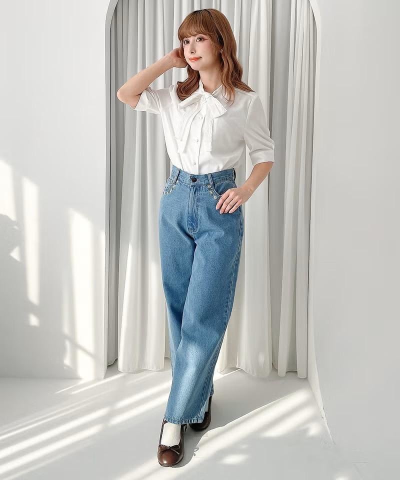 ポケット周りにあしらった小花刺繍がキュートなデニムパンツ♡