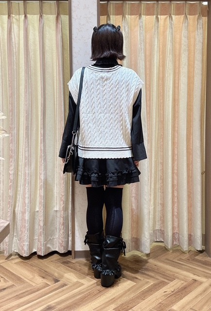 ゆったりニット×ミニ丈ワンピのキュートな着こなし