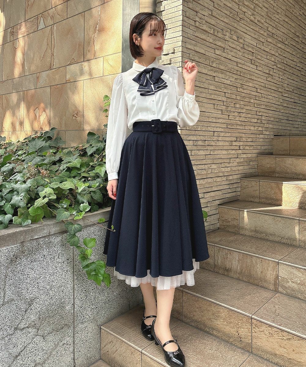 フレンチな配色使いのリボンタイが目を惹くブラウス🎀