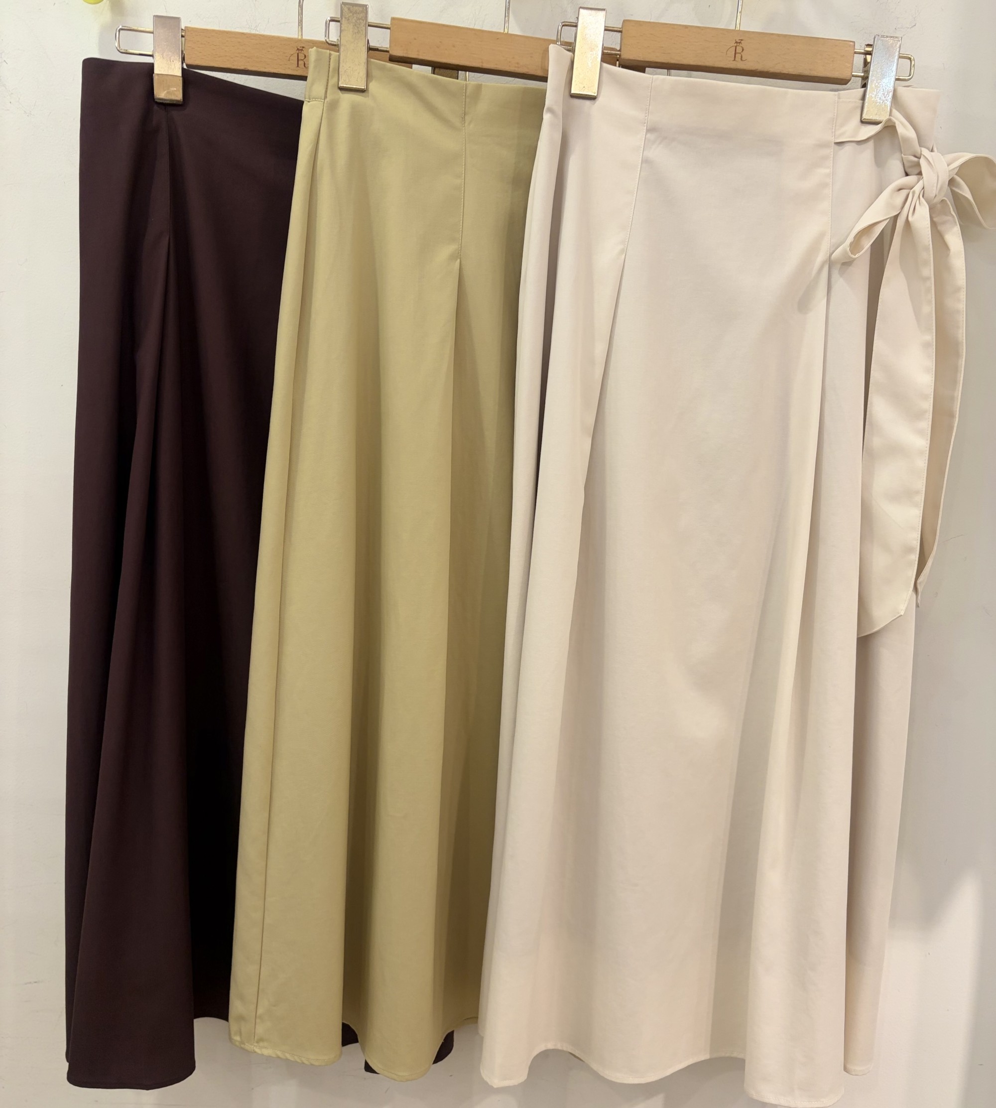 【大人の余裕をまとう】ラップ風フレアスカート