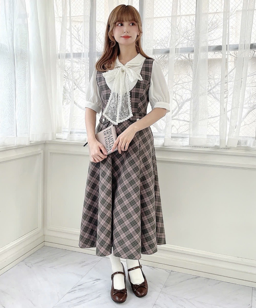 シーズンムードを感じる爽やかなレトロチェックが目を惹くジャンスカ🎀
