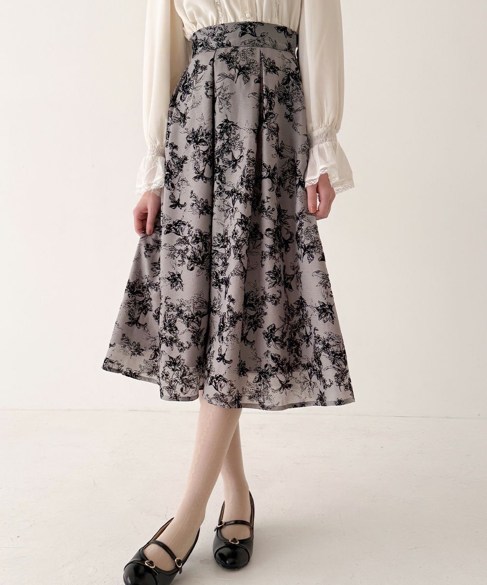 フロッキーの繊細な花柄がクラシカルなスカート💐