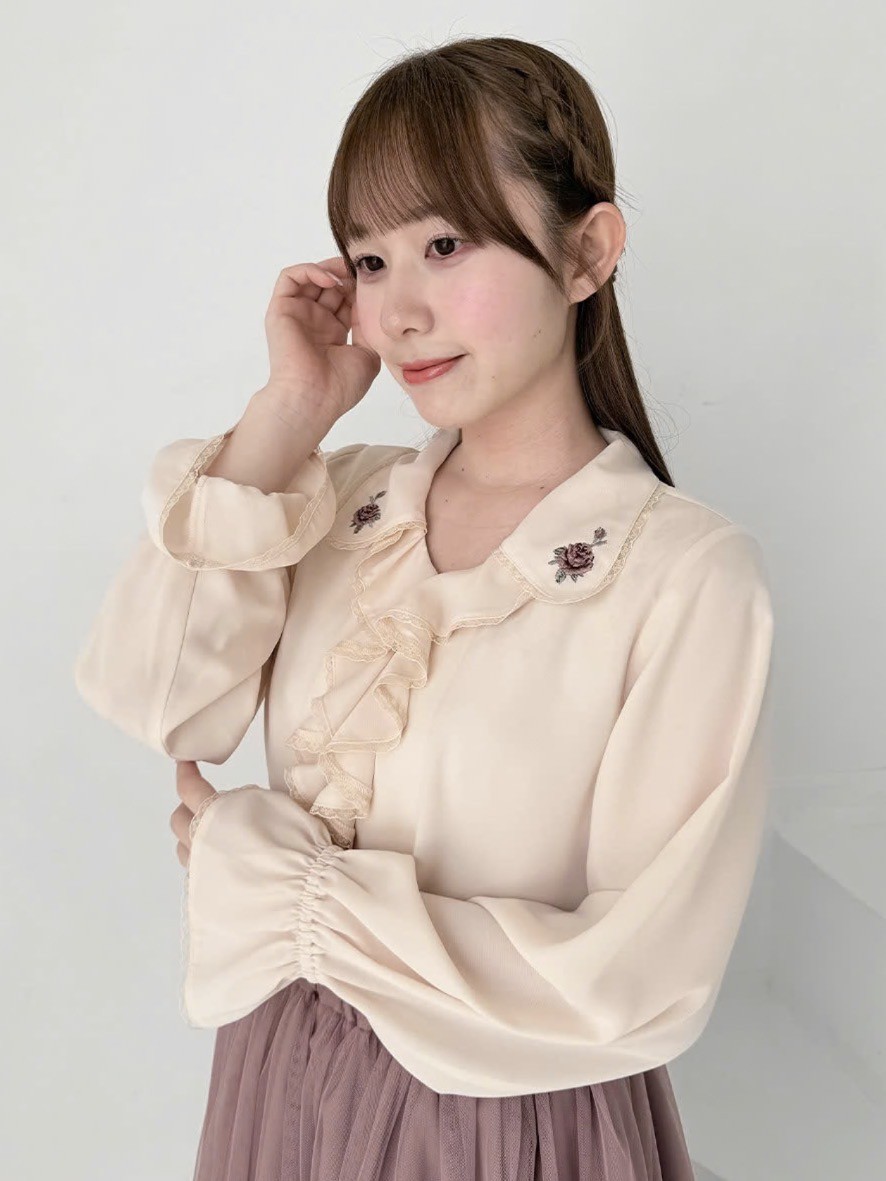 オリジナルのローズ刺繍がクラシカルで目を惹くブラウス🥀