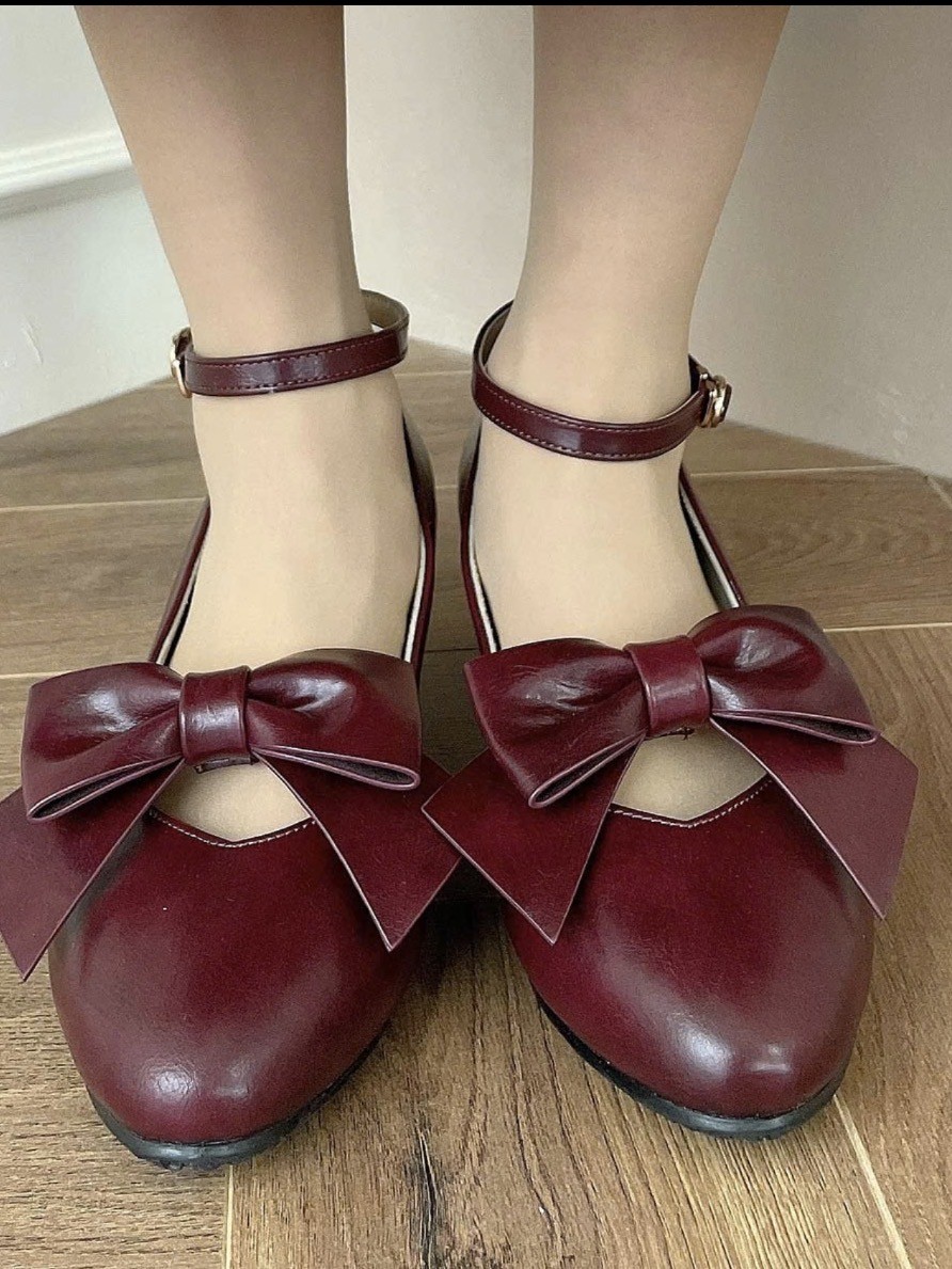 存在感のあるリボンが目を惹くクラシカルなパンプス🌹