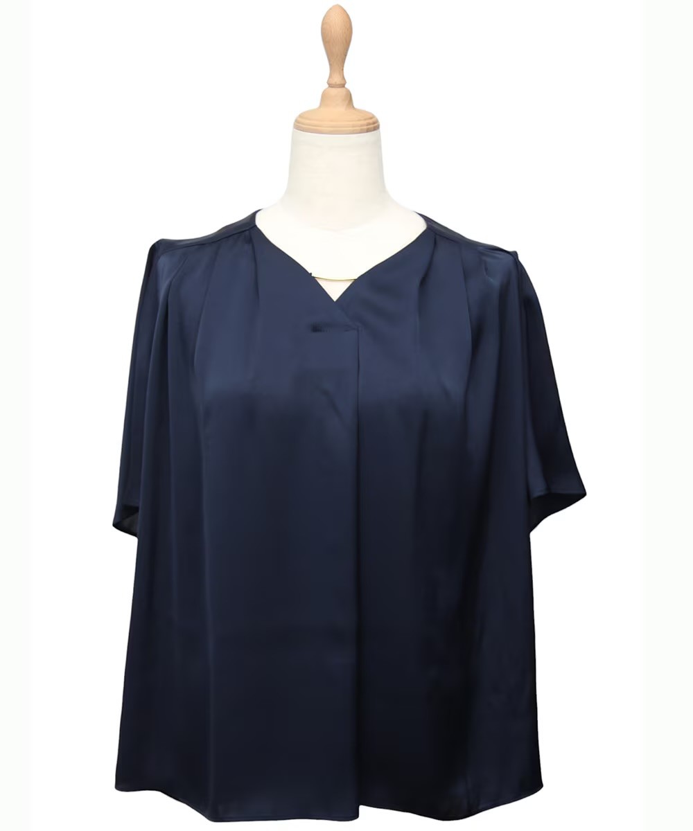 アクセいらずで華やぐヴィンテージサテンブラウス