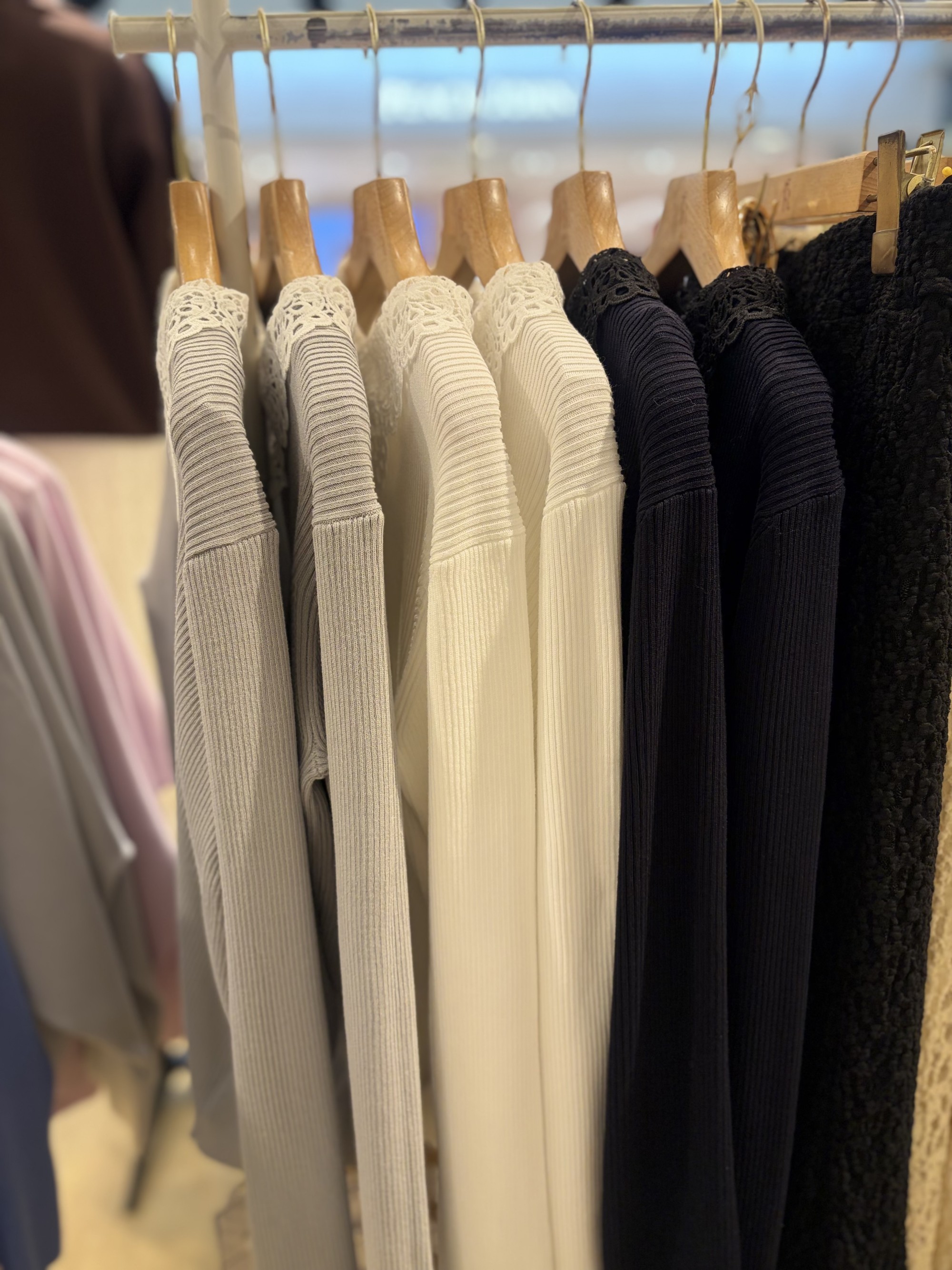 【甘さ控えめ、品よく華やぐ】リブニット