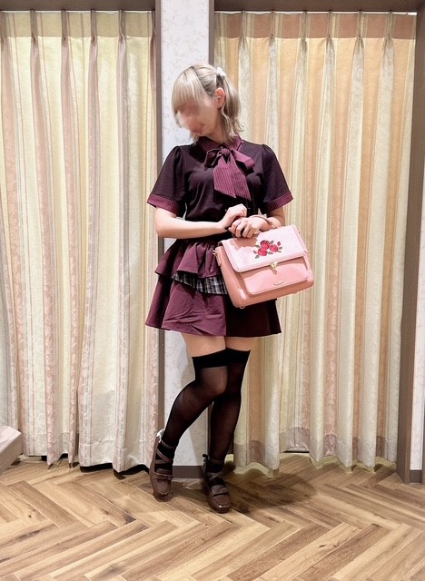 大人っぽいワインカラーのガーリーコーデ