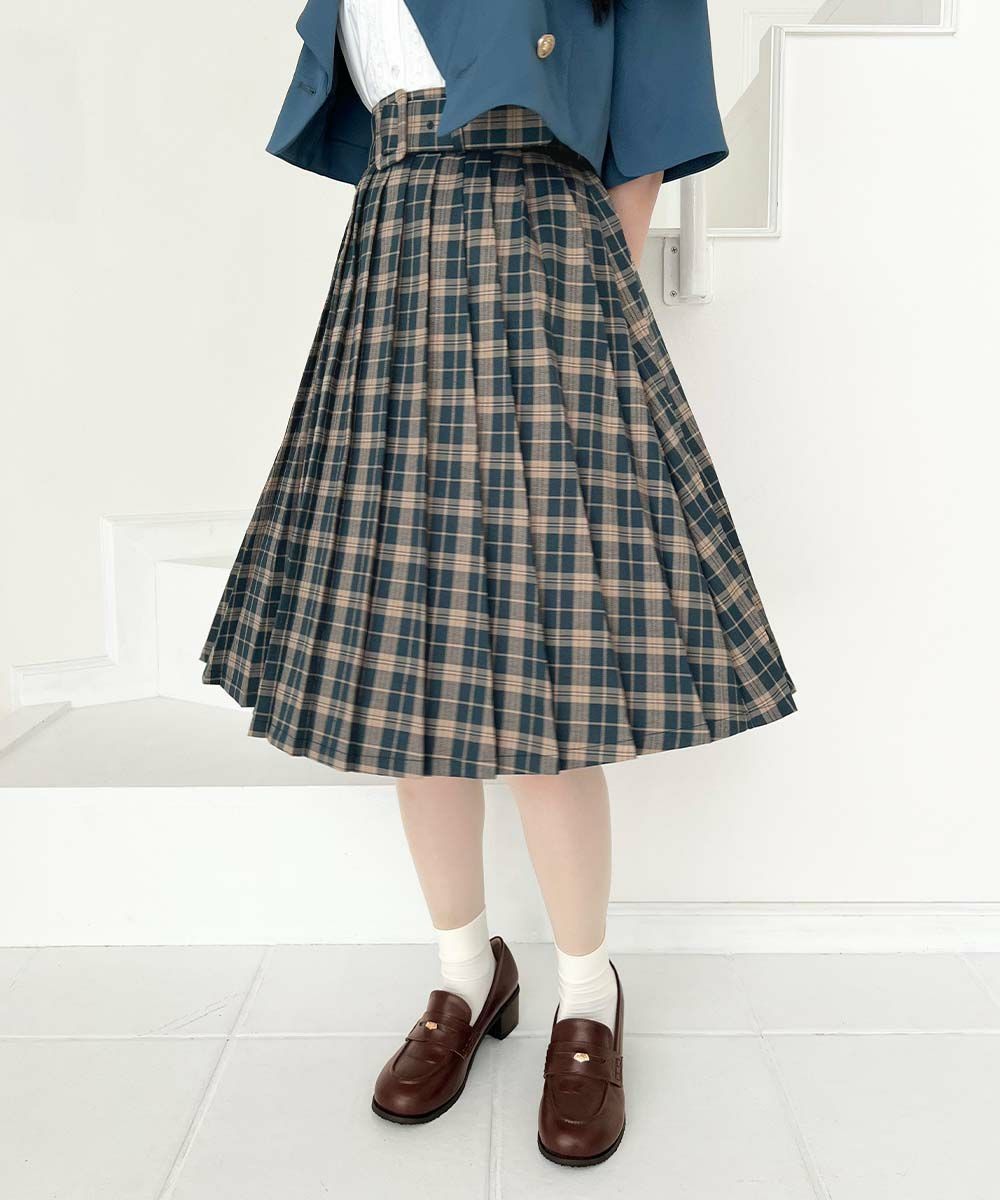 ウエストの太いベルトがコーデを引き締めてくれるプレッピーなプリーツスカート🌹