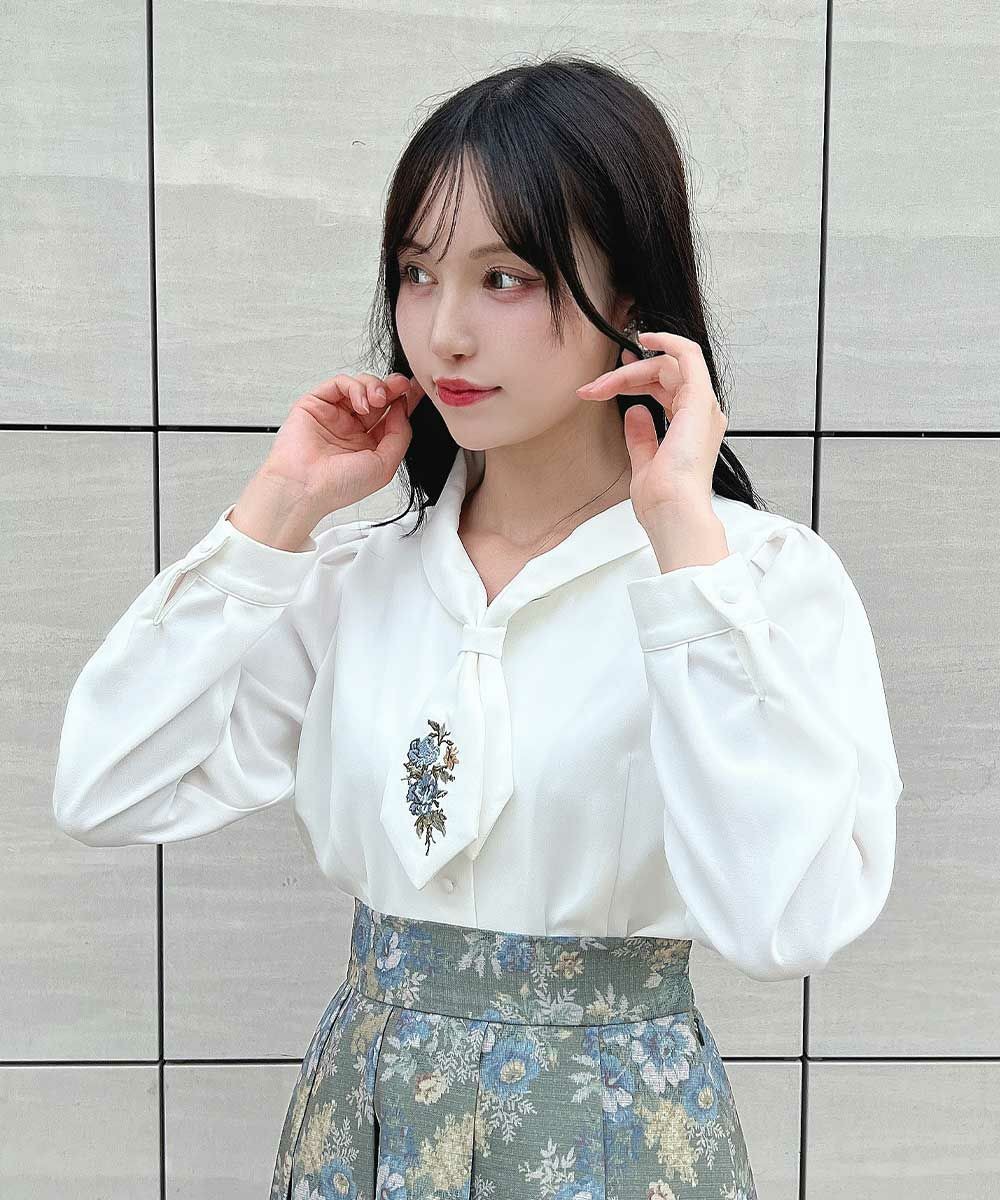 繊細なローズ刺繍入りのネクタイが目を惹くブラウス🥀