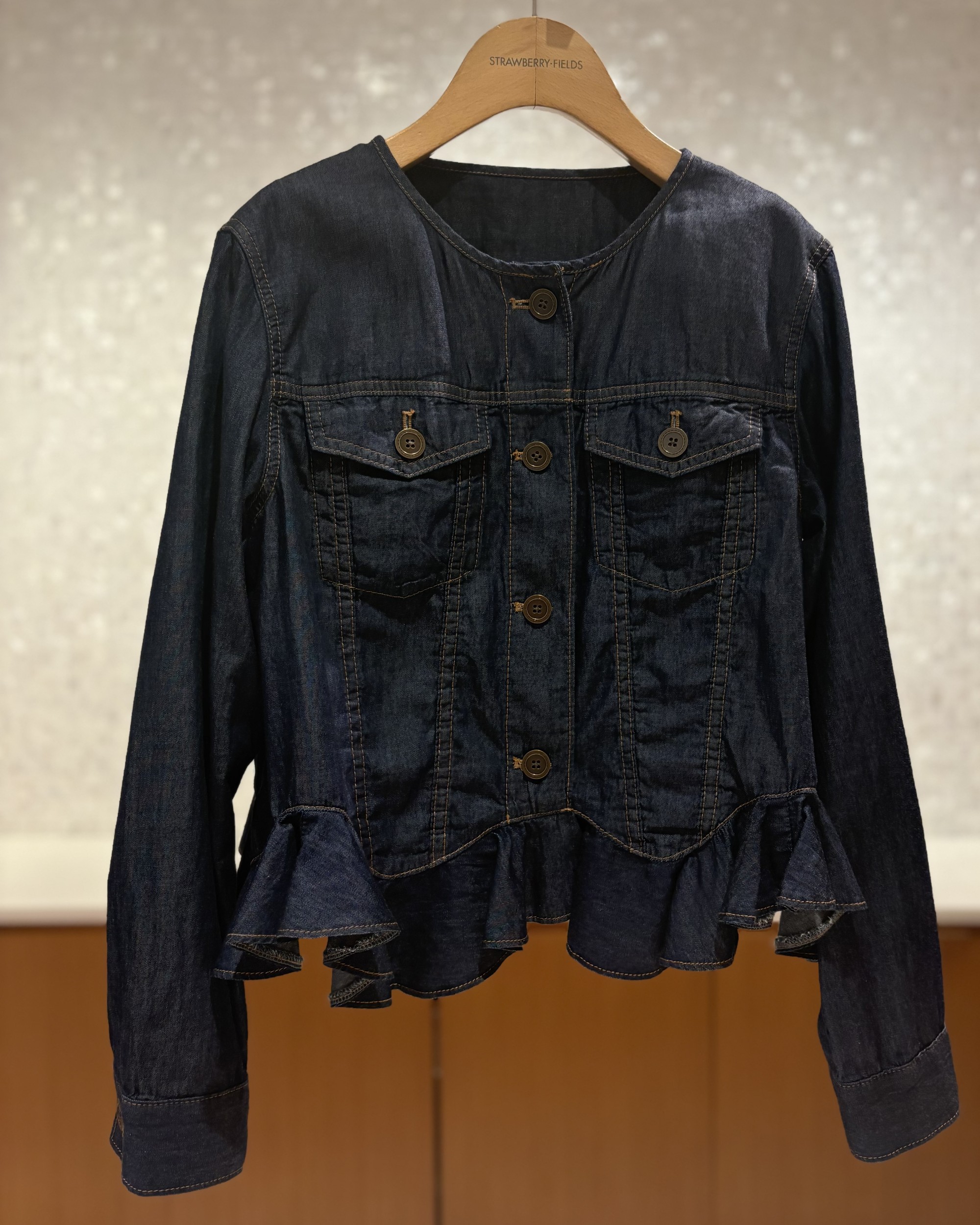 フリルデザインのデニムジャケット