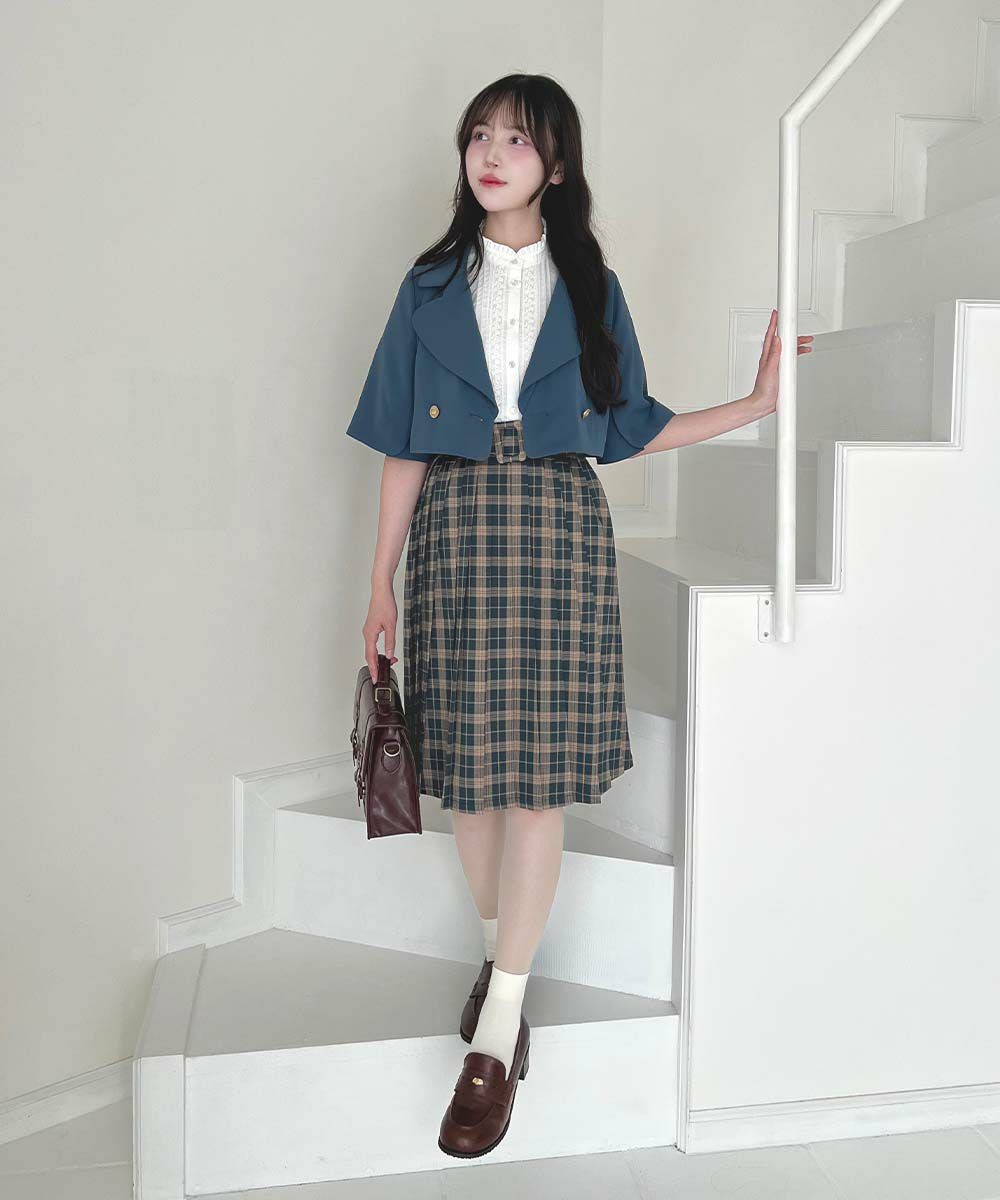 ウエストの太いベルトがコーデを引き締めてくれるプレッピーなプリーツスカート🌹