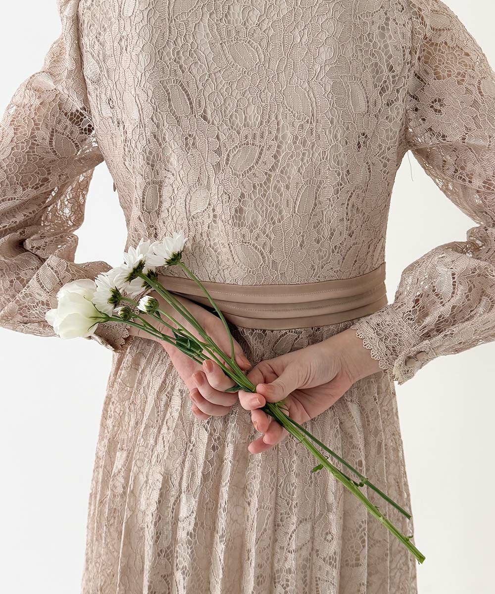 総レースで仕上げたとびきりクラシカルなワンピース👗