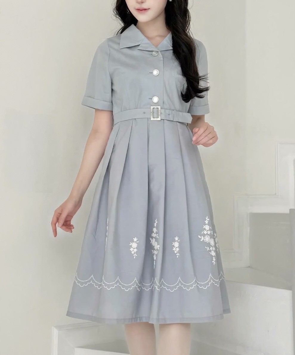 裾に施したレース風の繊細なプリントが目を惹くシャツワンピース🎀