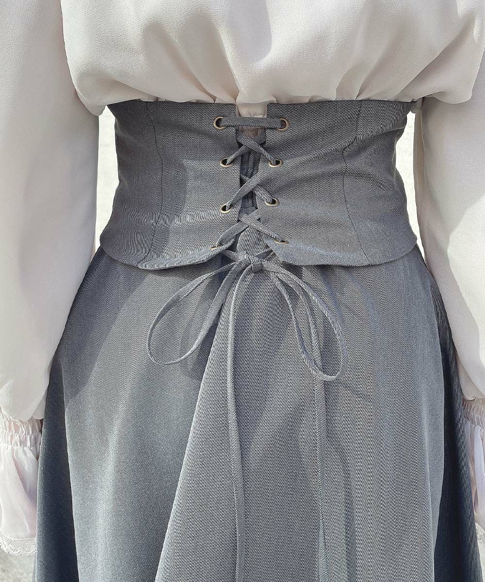 ジレ風のカットラインが効いたコルセットベルト付きのフレアースカート。