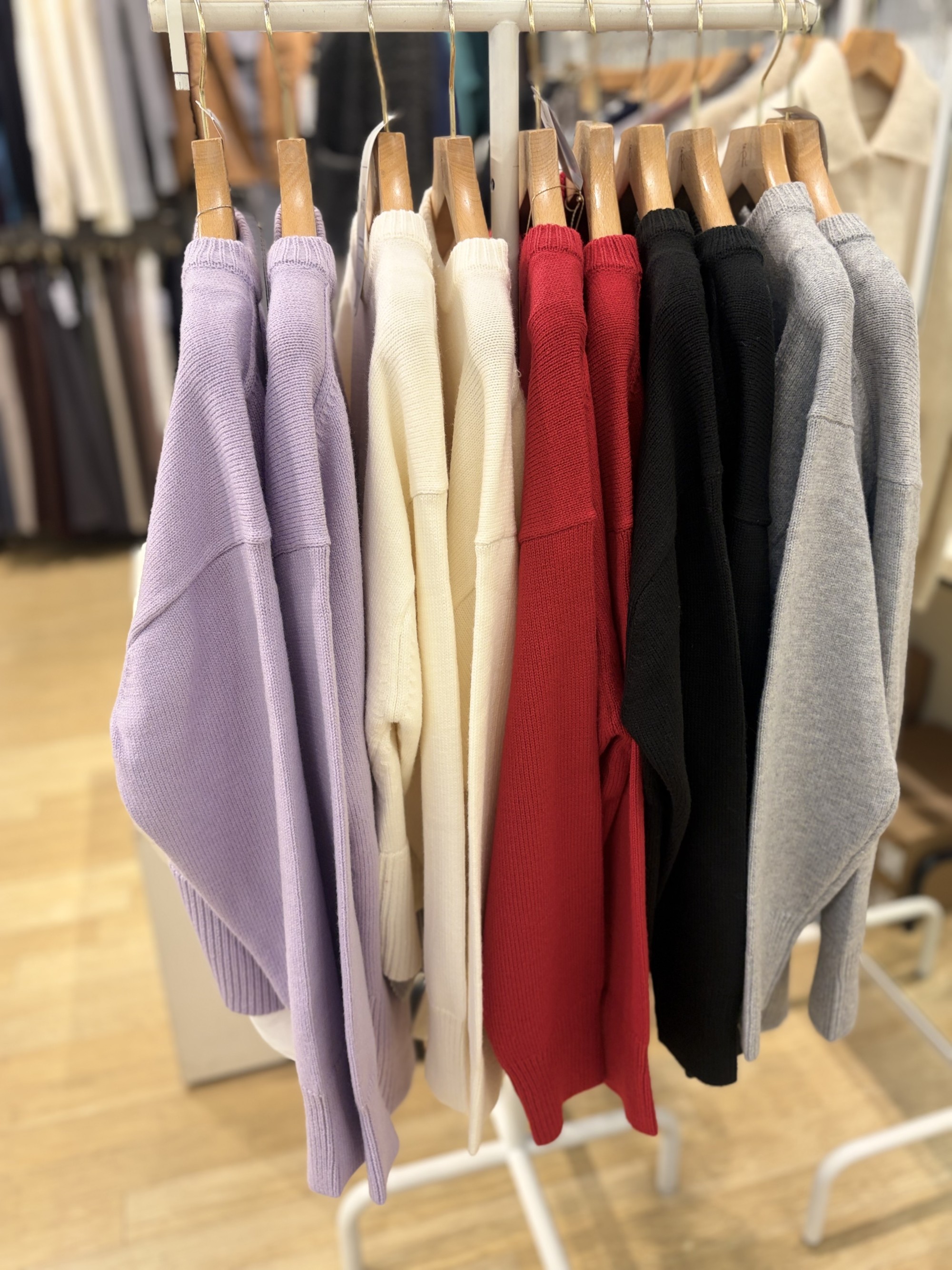 【一枚でも、レイヤードでも様になる】万能ニット