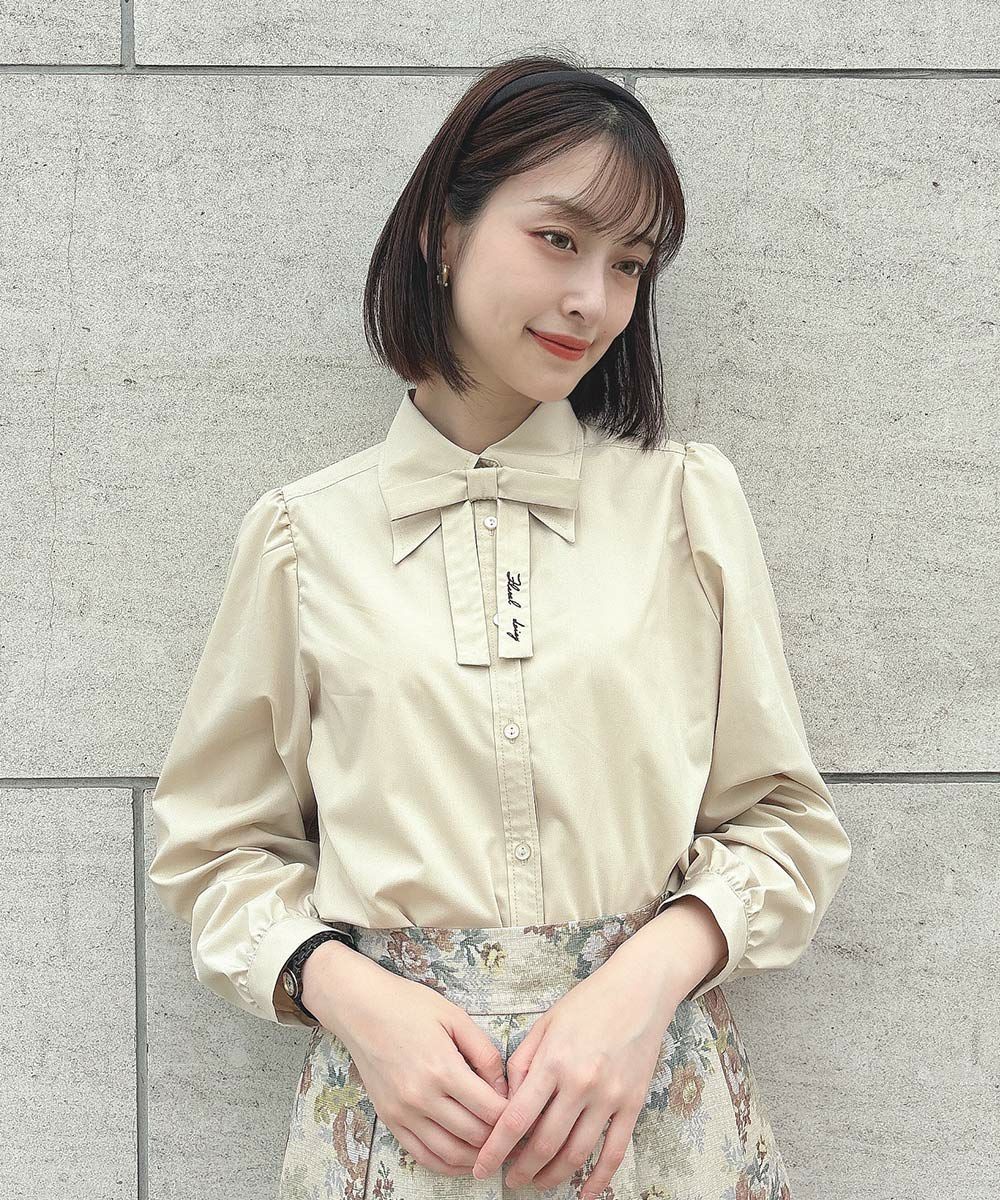 先が長いレトロな形の衿がアクセントになったシャツ🥀