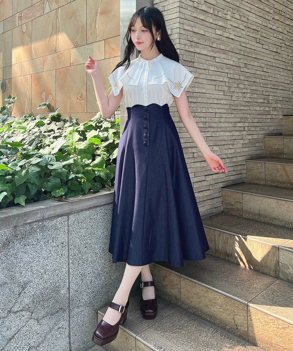スクエア型のケープ衿がとびきりクラシカルなブラウス🥀