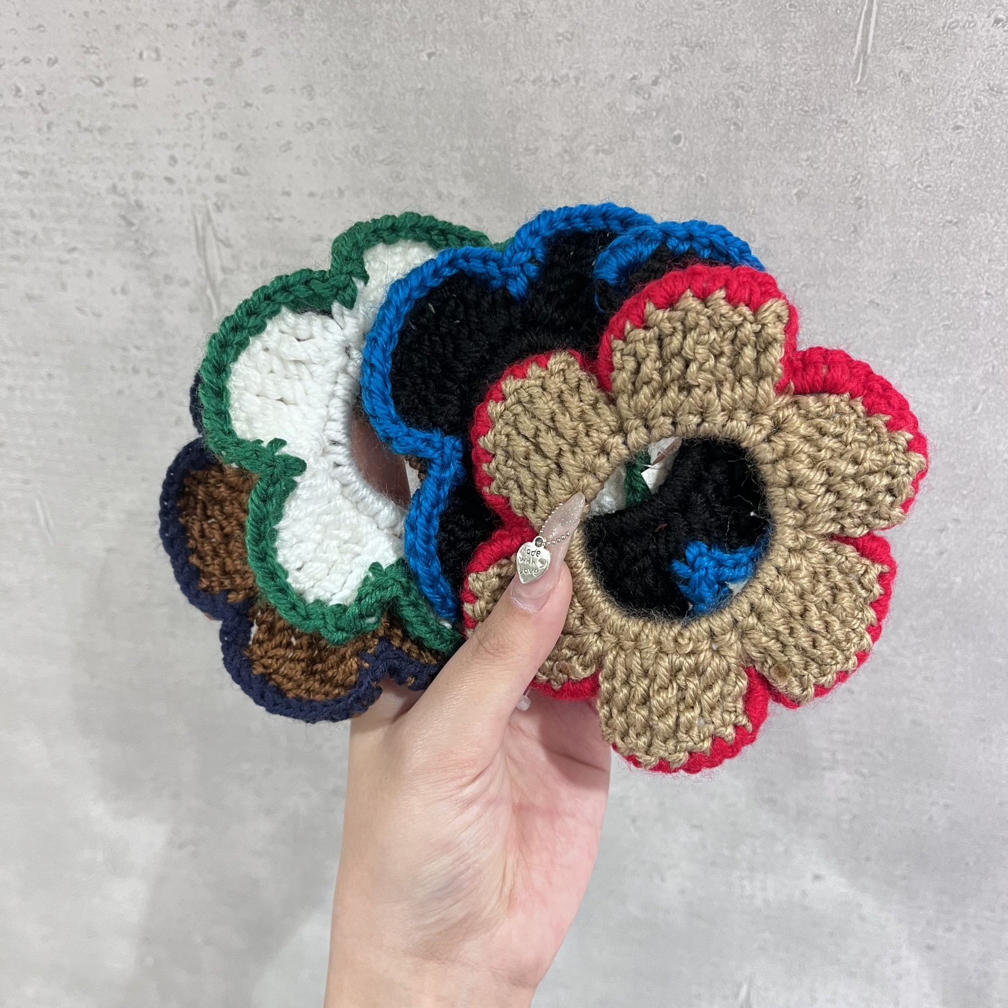 シュシュしんさく