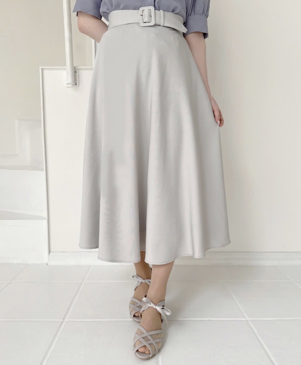 前と後ろで表情の変わる、360度クラシカルなフレアースカート。