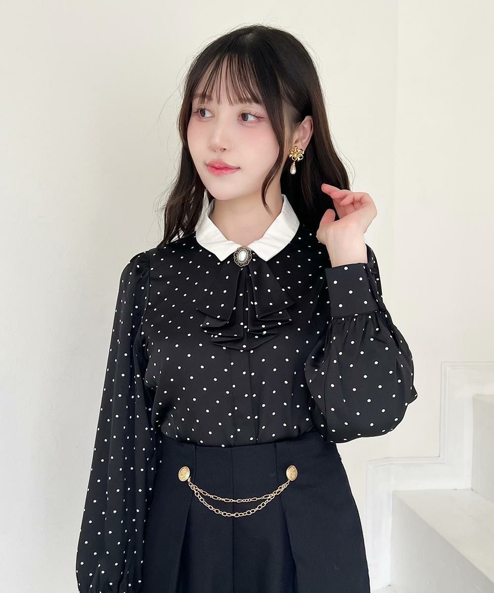 ブローチ付きのラッフルタイが上品なドットブラウス🌼