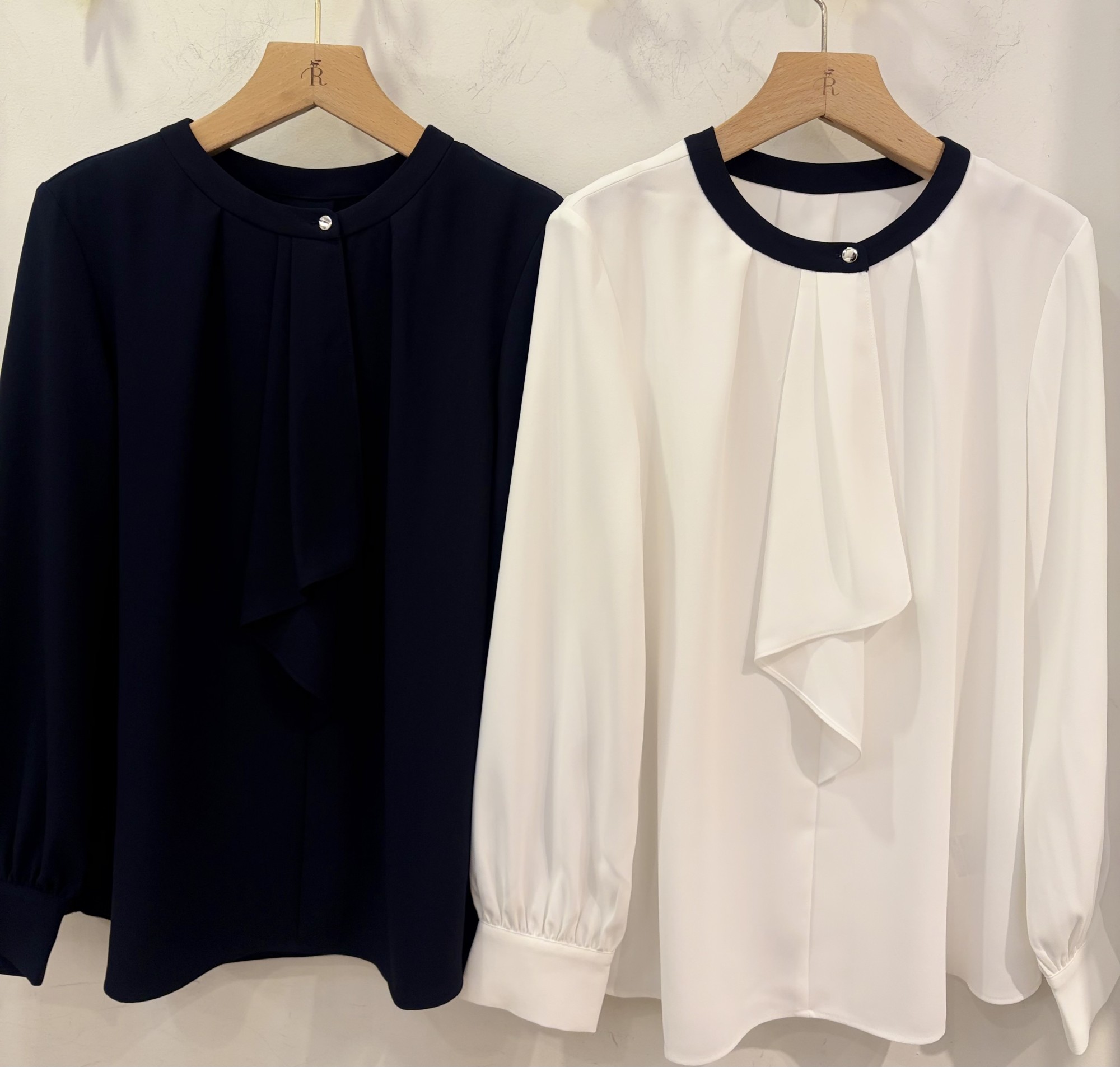 【オフィスにもお出かけにも◎】ブラウス