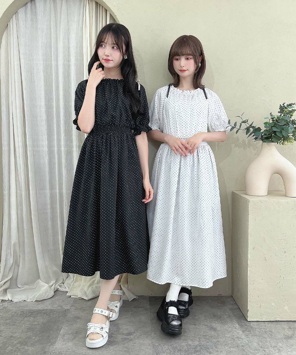 ショルダーのサテンリボンがポイントのドット柄ワンピース👗