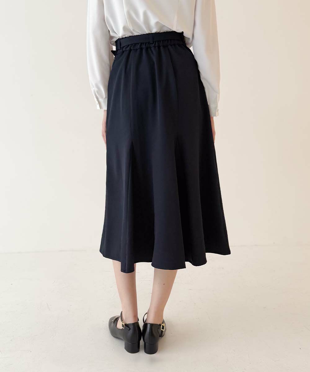 切替からレースが覗くとびきりクラシカルなスカート💐