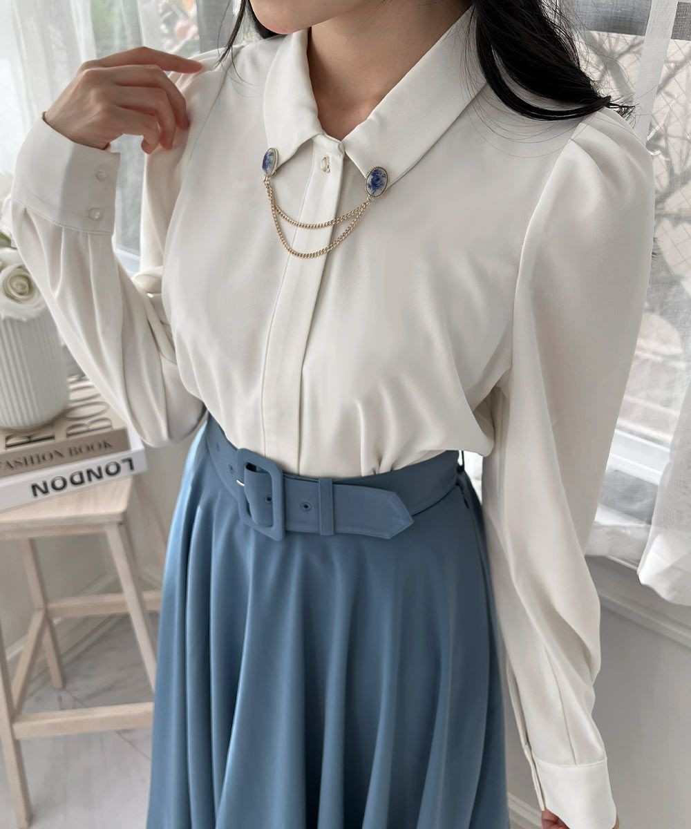 アンティーク調のローズカメオブローチが目を惹くブラウス💐