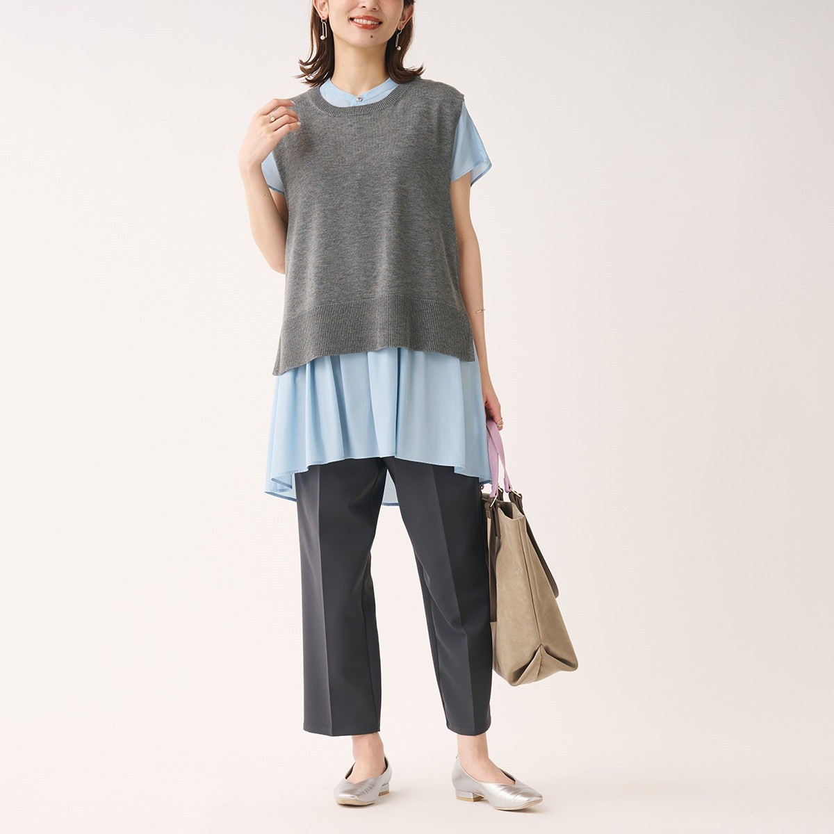 夏から秋まで着まわせる！レイヤードで楽しむニットベストが登場