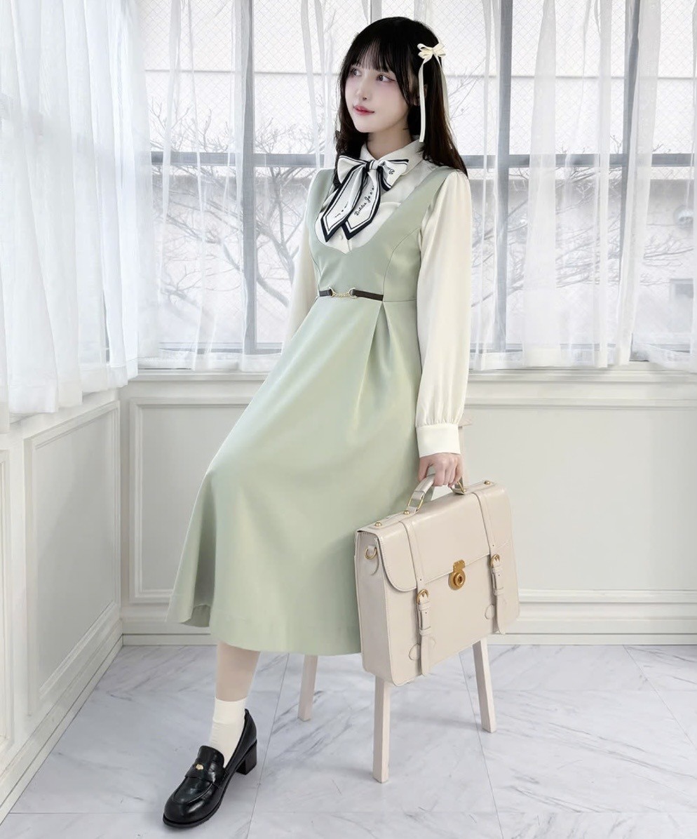 ウエストのチェーンビット使いがコーデを引き締めてくれるジャンスカ🫧