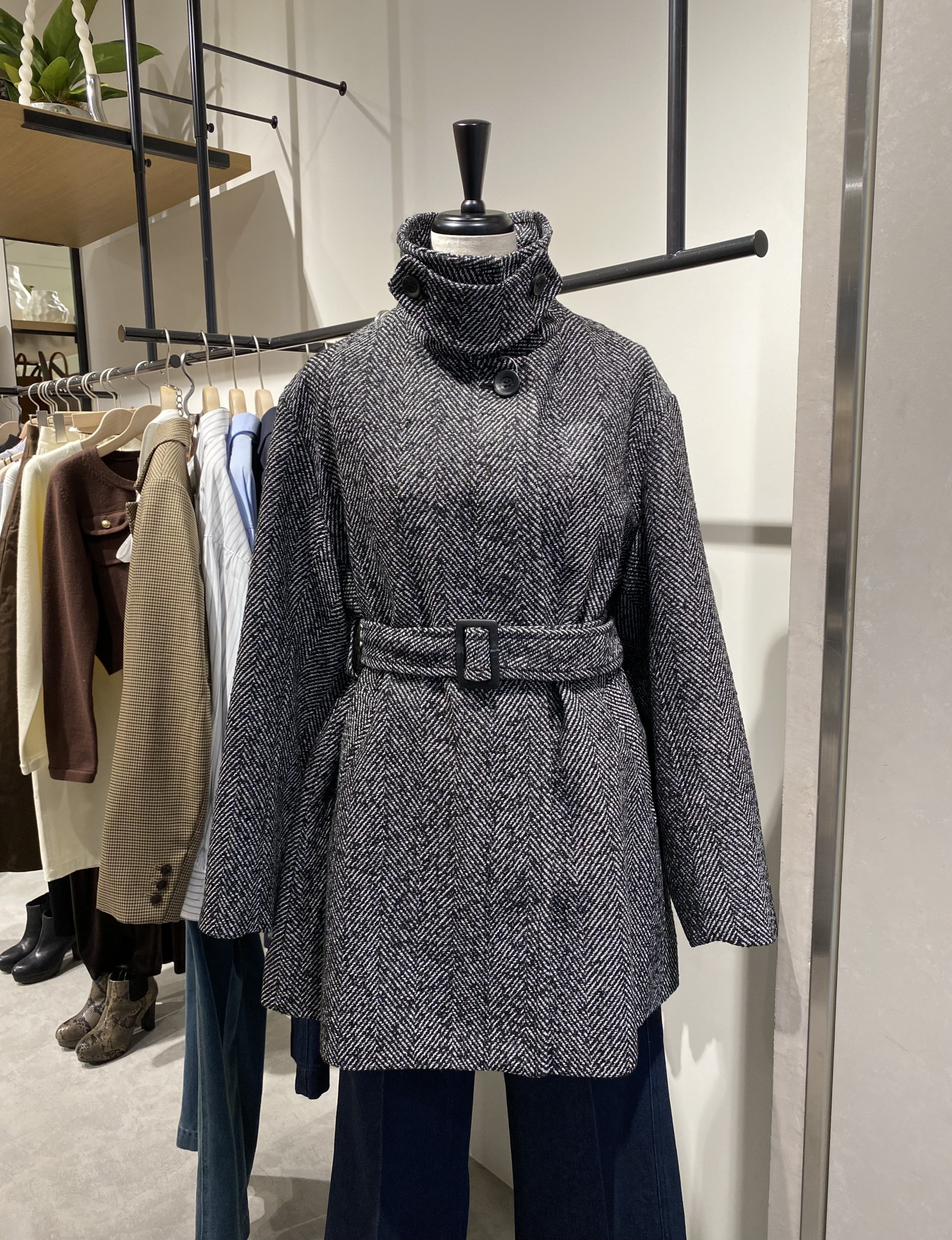 スタンドカラーミドル丈コートのご紹介☆