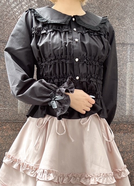 シャーリングが特徴のガーリーブラウス