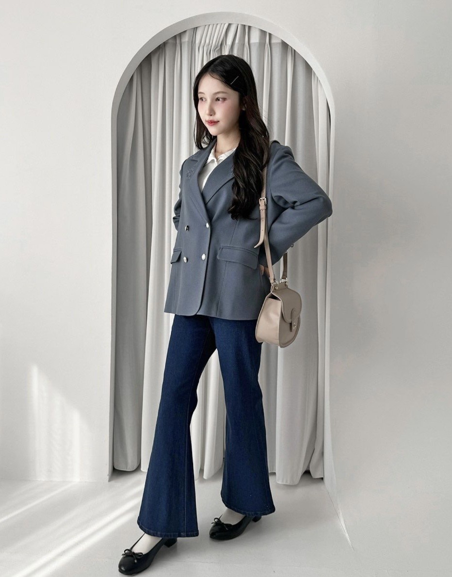 衿の繊細なローズ刺繍が目を惹くジャケット🥀